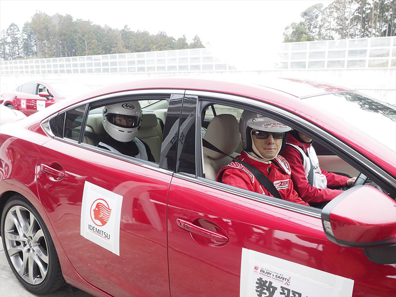 太田哲也氏の運転するアテンザに乗り、コースへ向かいます。